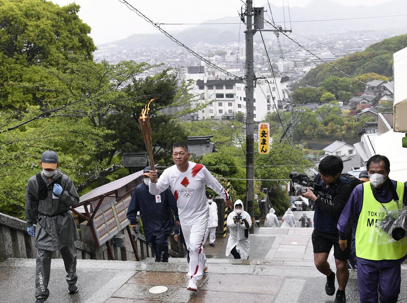 金刀比羅宮へ続く石段で聖火を運ぶランナー（共同）