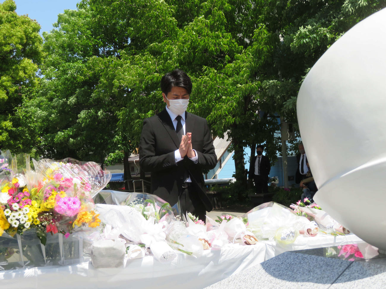 東京・池袋で発生した乗用車暴走事故から丸2年がたち、慰霊碑に手を合わせる松永拓也さん（撮影・村上幸将）