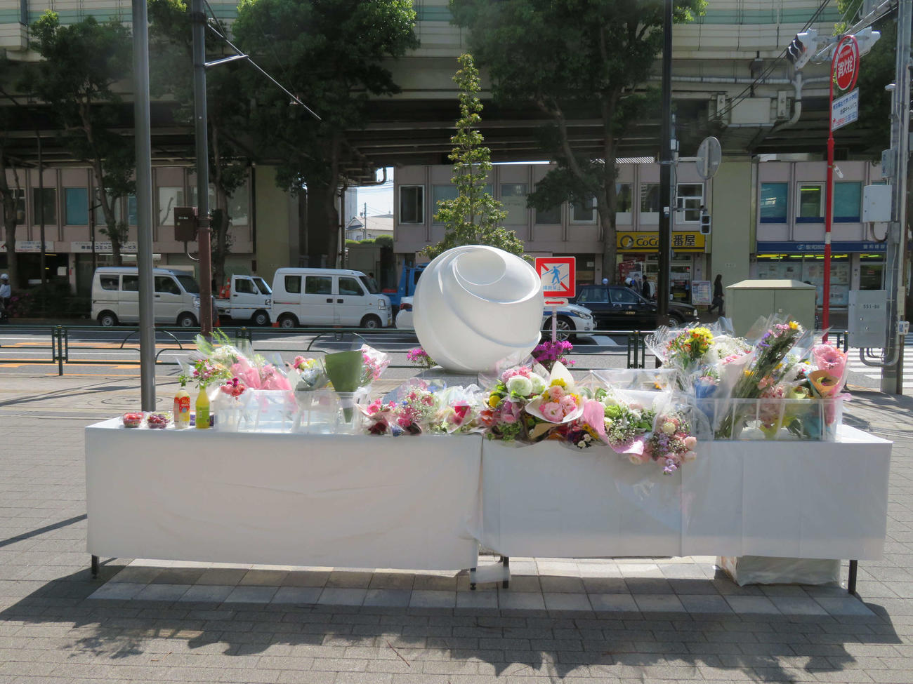 東京・池袋で発生した乗用車暴走事故から丸2年がたっても、慰霊碑前に設置された献花台に手向けられた多くの花（撮影・村上幸将）