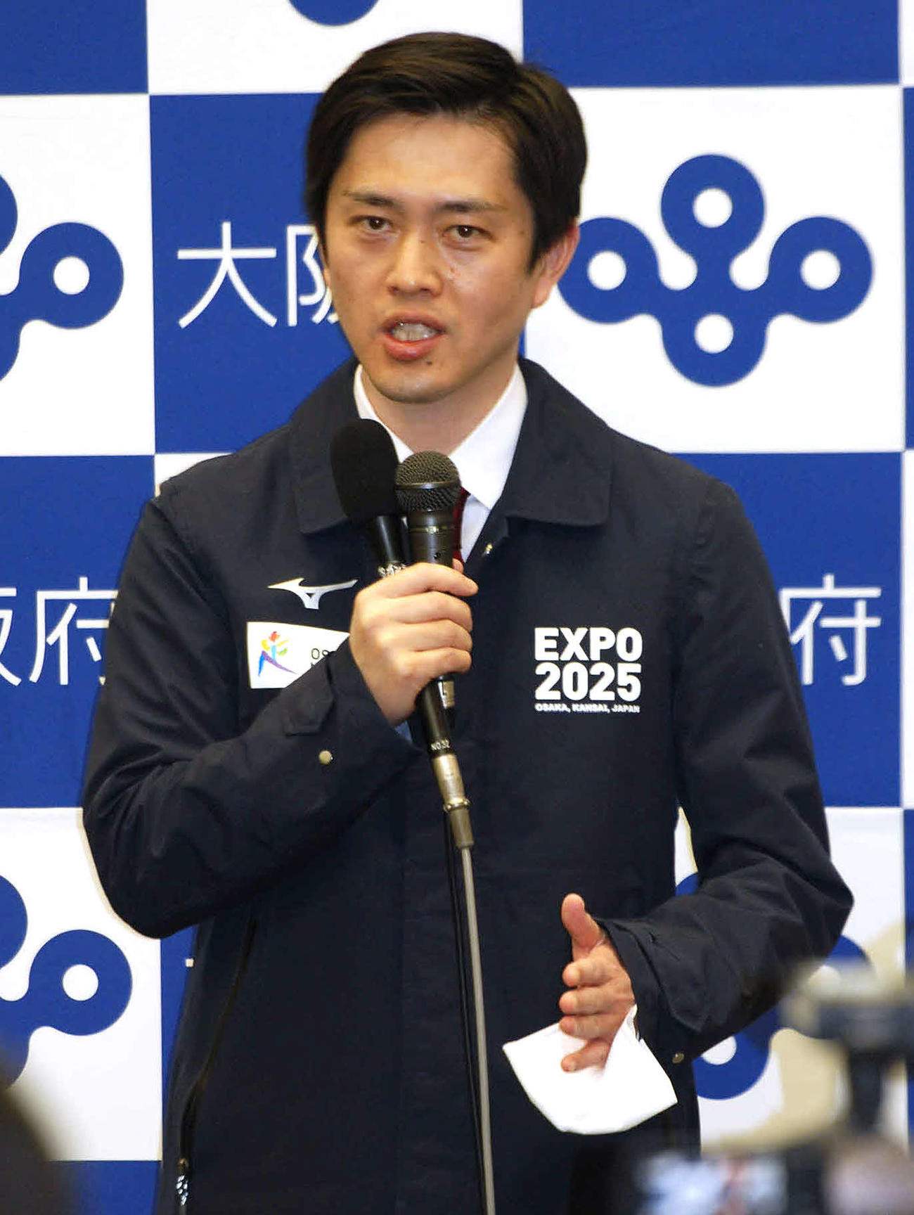 対策本部会議後、会見する大阪府の吉村洋文知事