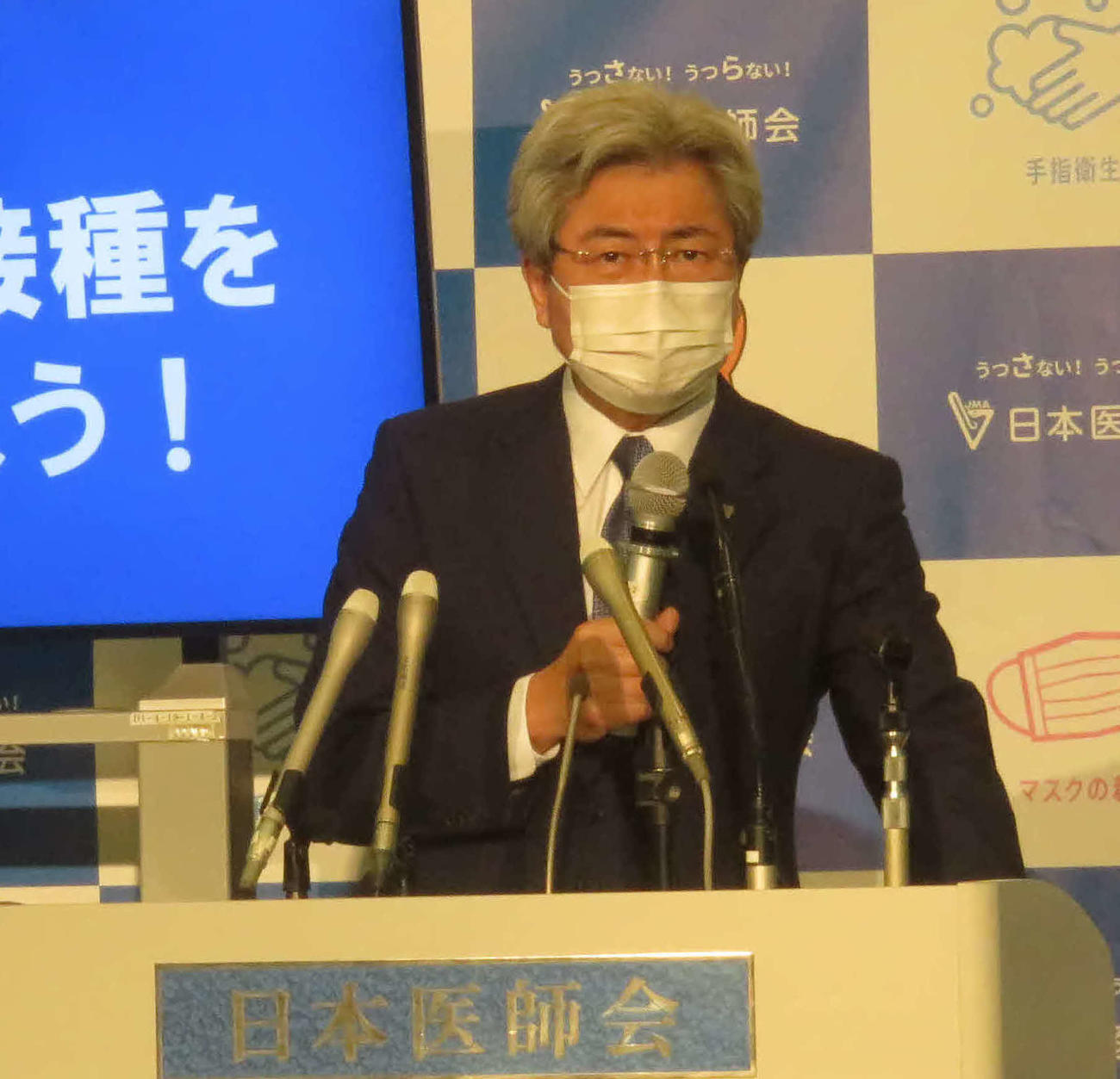 日本医師会の中川俊男会長は会見で早急な緊急事態宣言の発令を訴えた（撮影・大上悟）