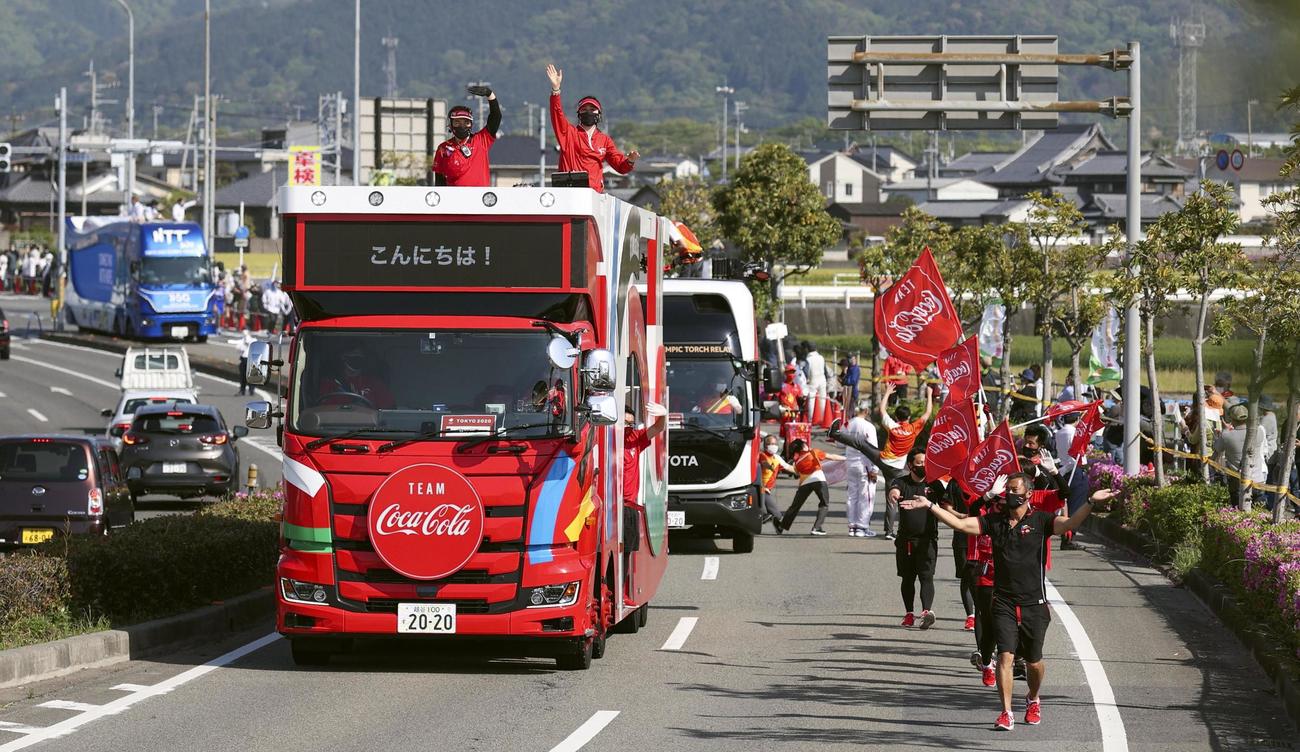 愛媛県東温市で聖火リレーを先導する車列。松山市では新型コロナウイルス感染拡大の影響で公道でのリレーが中止された（共同）