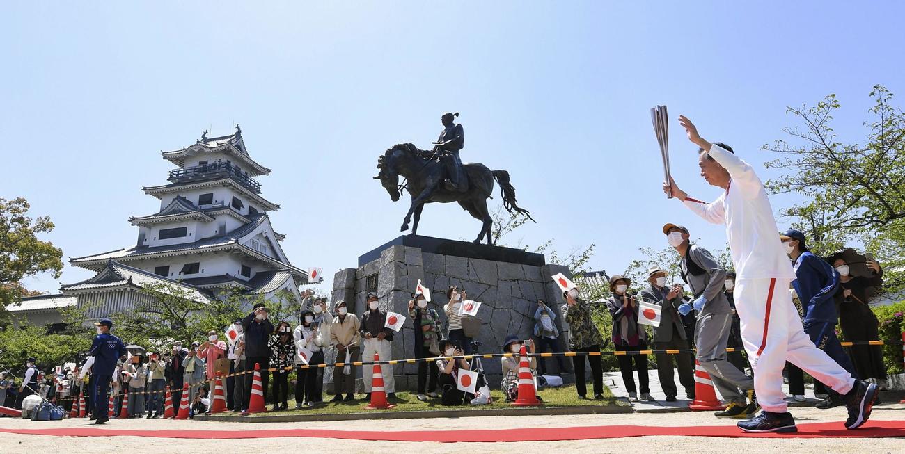 愛媛県今治市の今治城を走る聖火ランナー（共同）