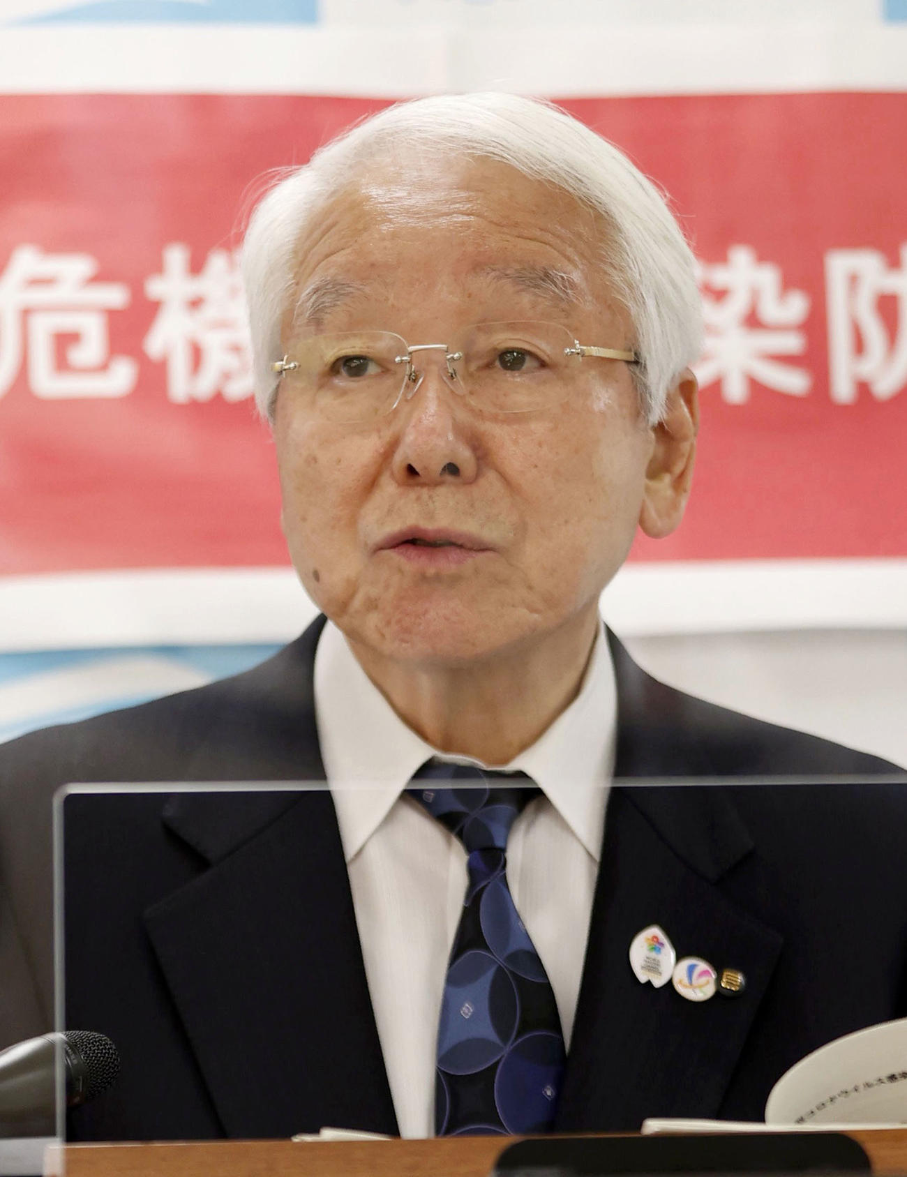 新型コロナウイルスの対策本部会議後に記者会見する兵庫県の井戸敏三知事