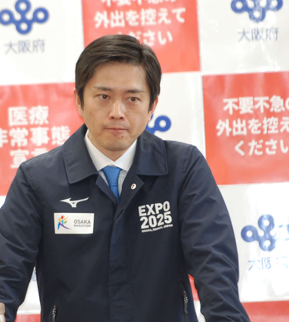 府庁で取材に応じる大阪府の吉村洋文知事（撮影・松浦隆司）