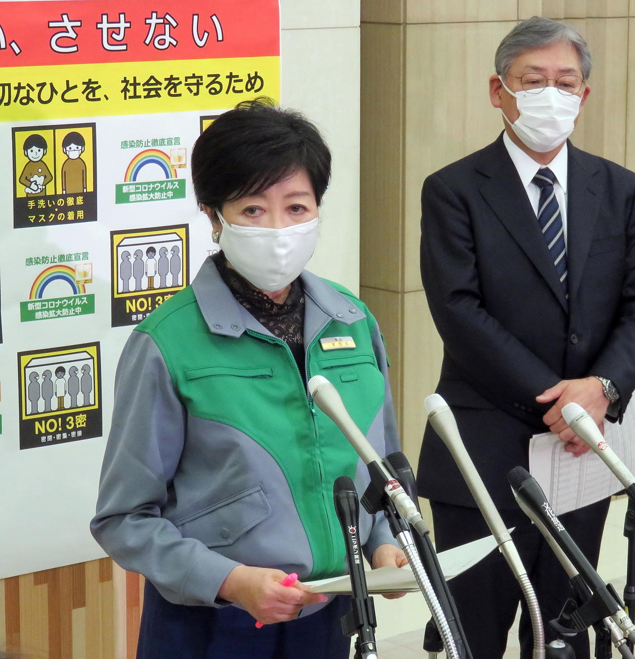 東京都新型コロナウイルス感染症モニタリング会議後に取材対応する小池知事（撮影・鎌田直秀）