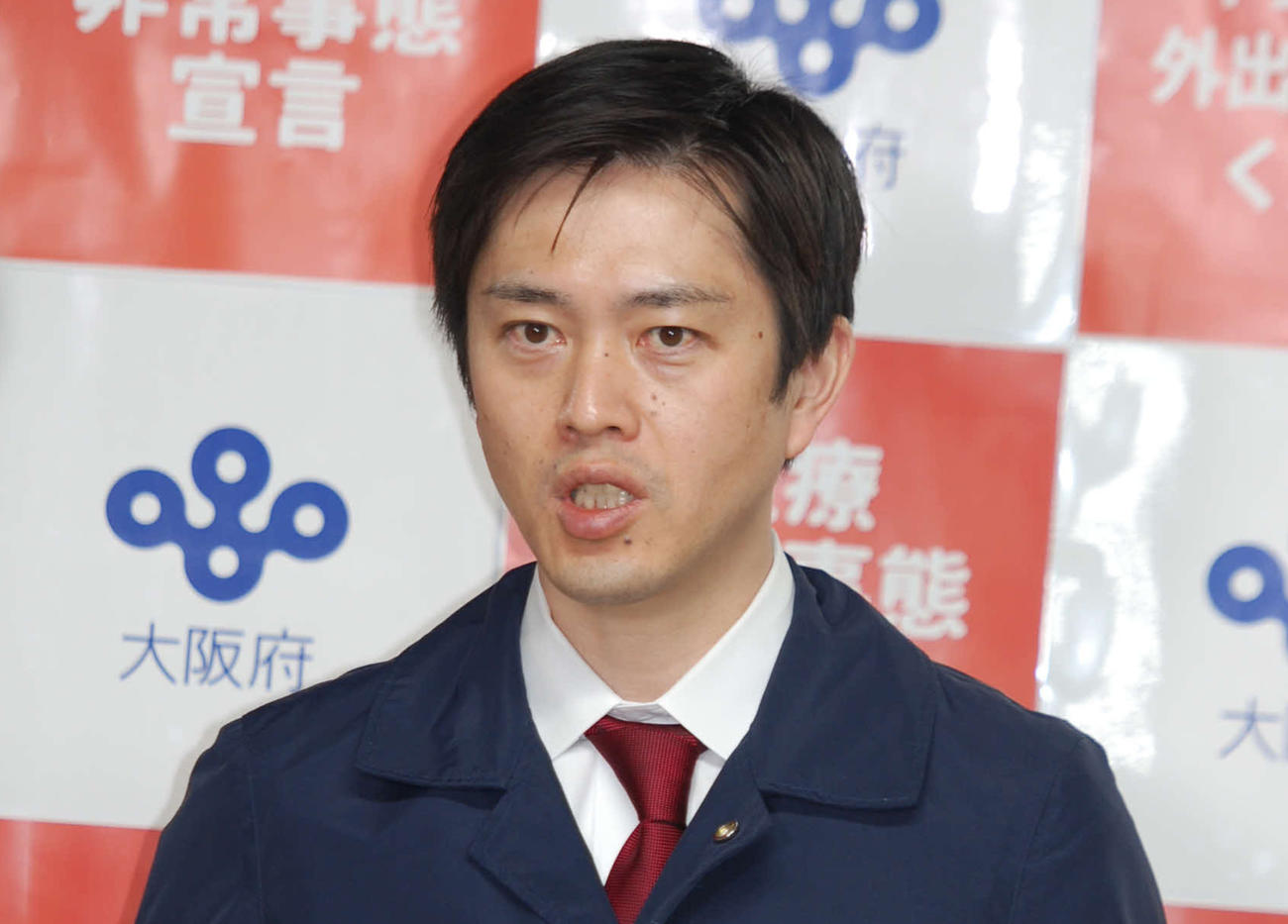 府庁で取材に応じる大阪府の吉村洋文知事（撮影・松浦隆司）