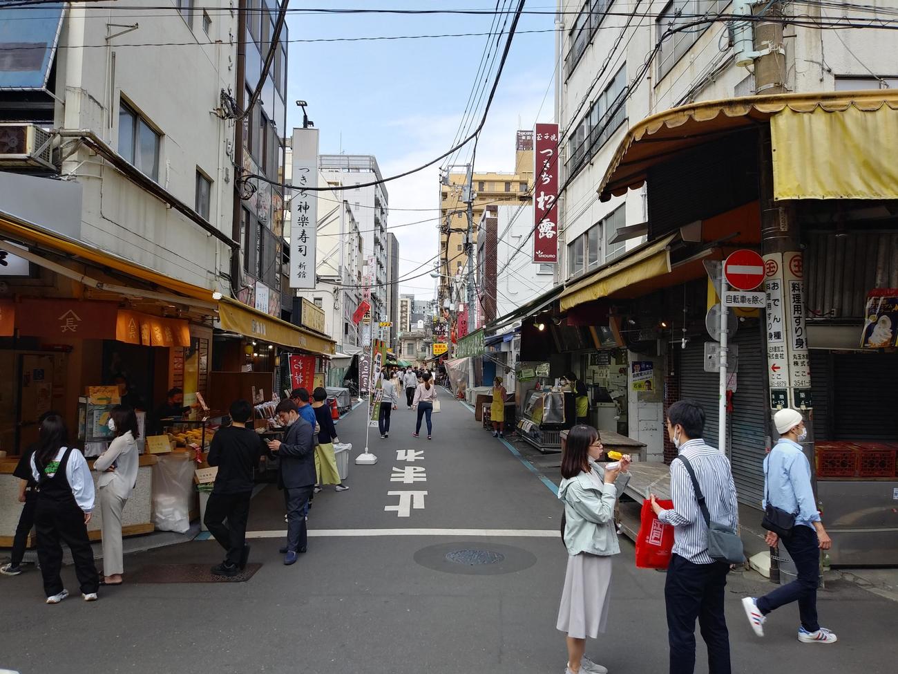 豊洲市場が休みなので、築地場外の人出もまばら
