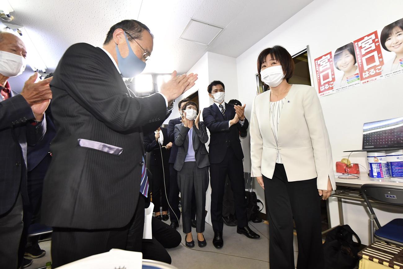 参院広島選挙区再選挙で当選が決まり、支持者から拍手で迎えられる宮口治子氏（右）（共同）