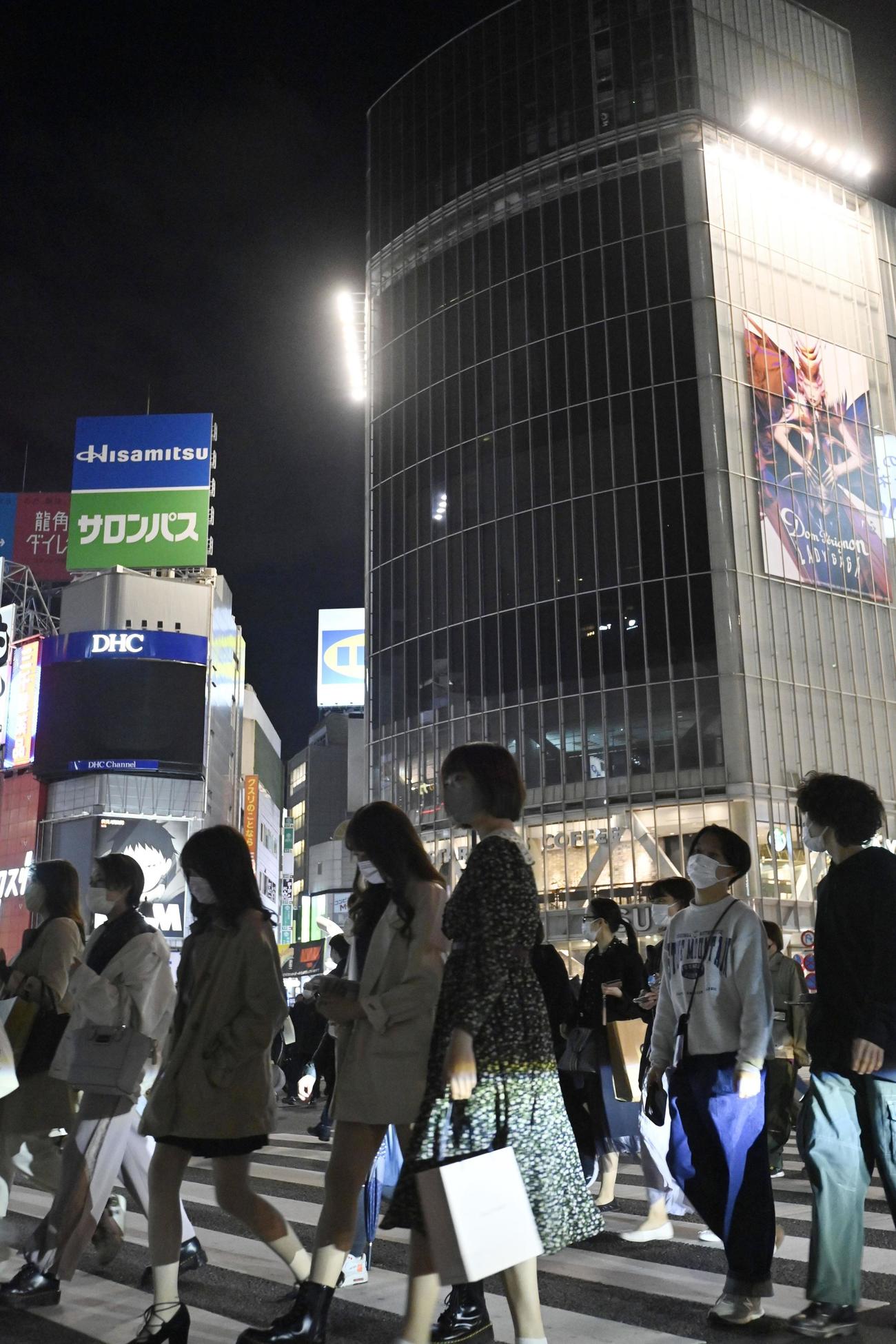 緊急事態宣言が発令された東京・渋谷のスクランブル交差点。午後8時すぎ、大型ビジョン（右奥）が消灯した（共同）