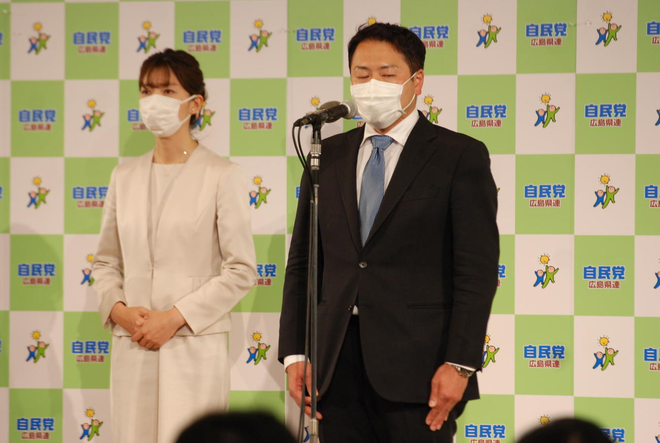広島市内のホテルで支援者におわびする自民党公認の西田英範氏（撮影・松浦隆司）