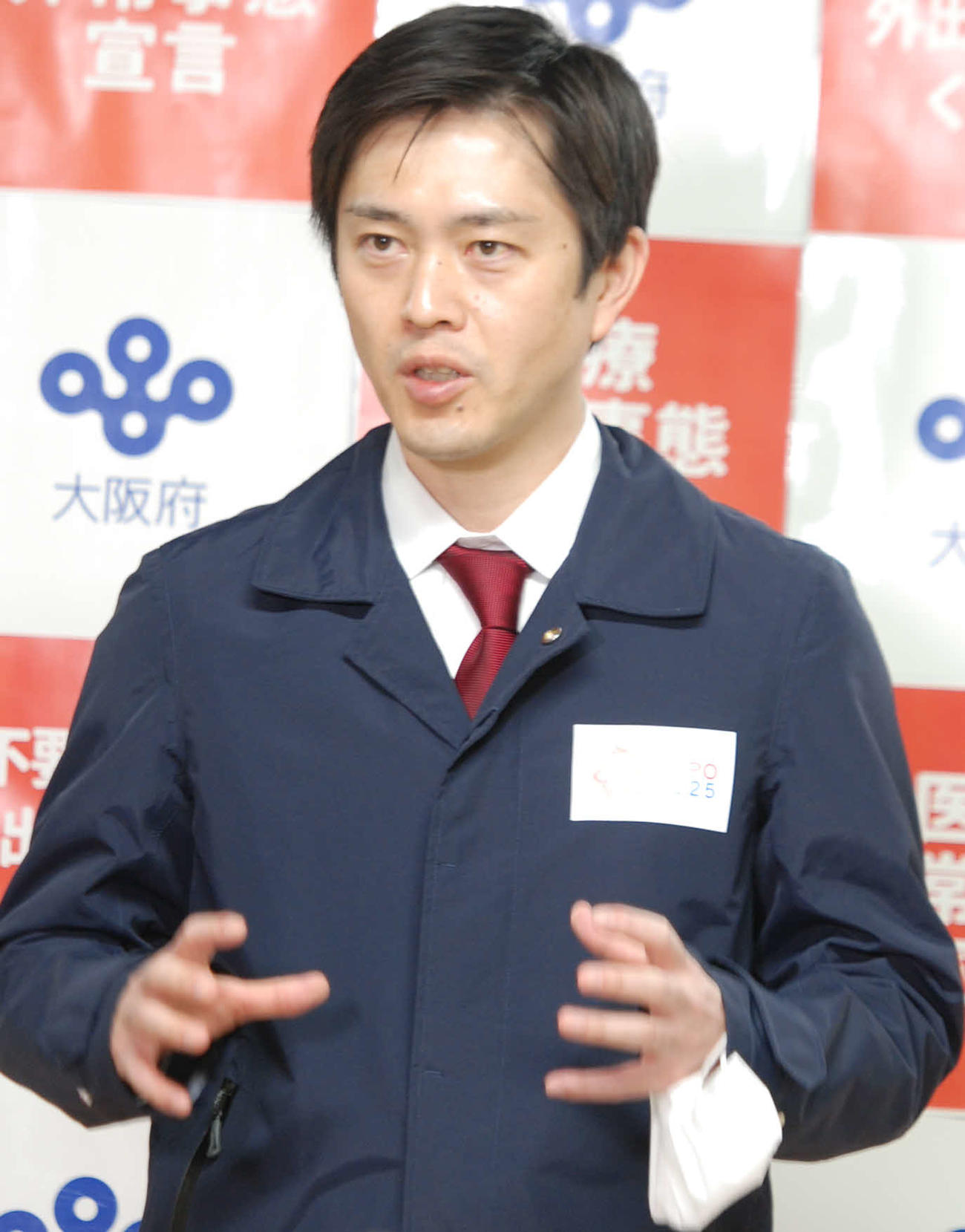 府庁で取材に応じる吉村洋文知事（撮影・松浦隆司）