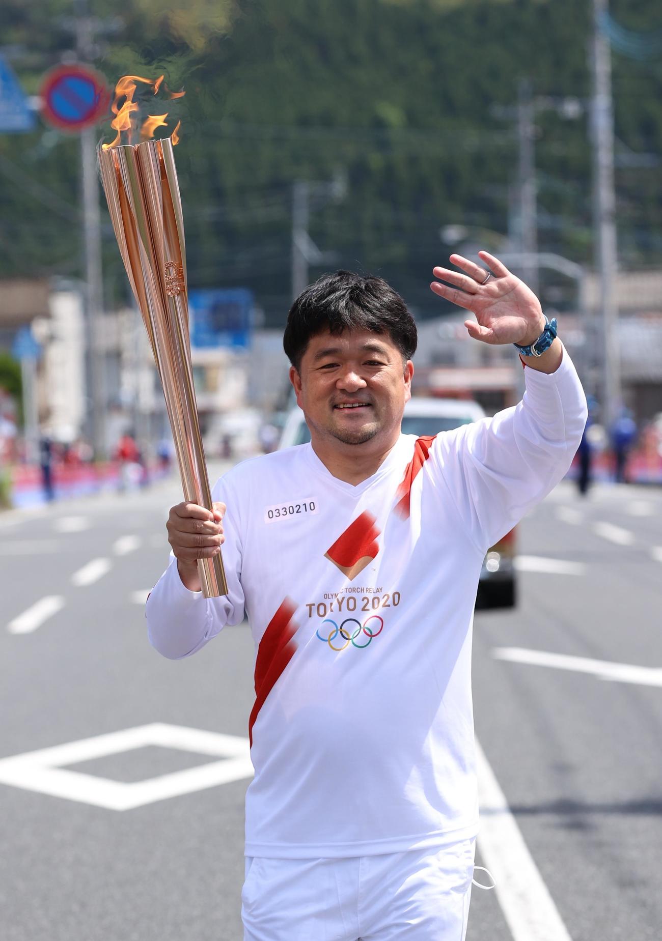 聖火ランナーを務めた木藤亮太さん（代表撮影）