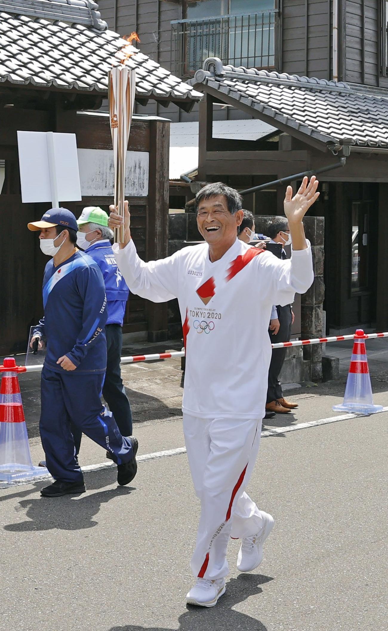 宮崎県日南市の城下町・飫肥地区を走る聖火ランナーの谷口浩美氏（共同）