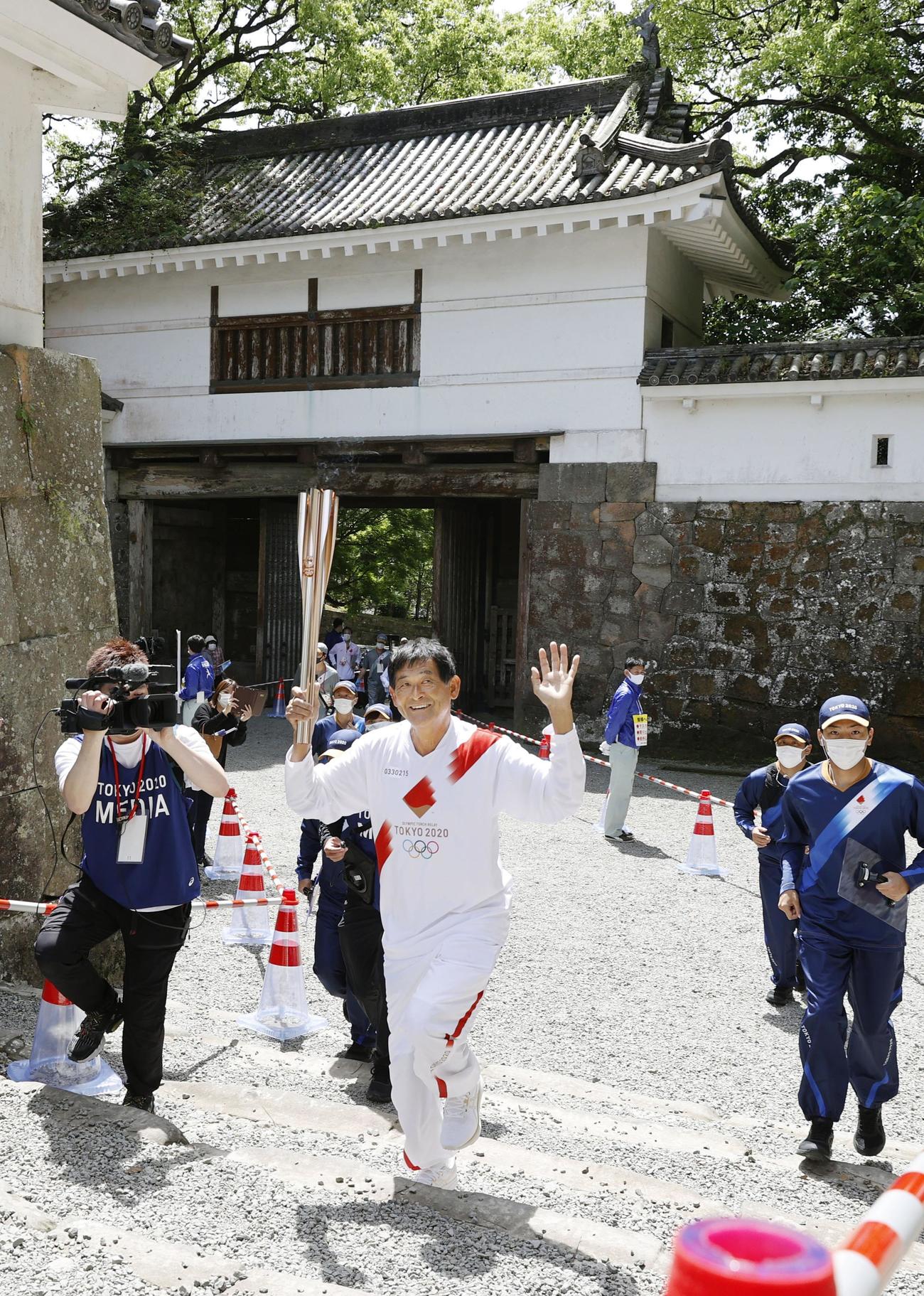 宮崎県日南市の飫肥城を走る聖火ランナーの谷口浩美氏（共同）