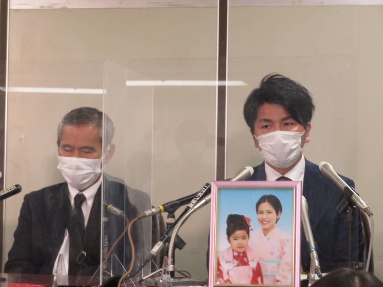 公判後の拝見で失望を露わにする松永拓也さん（右）と義父の上原義教さん（撮影・村上幸将）
