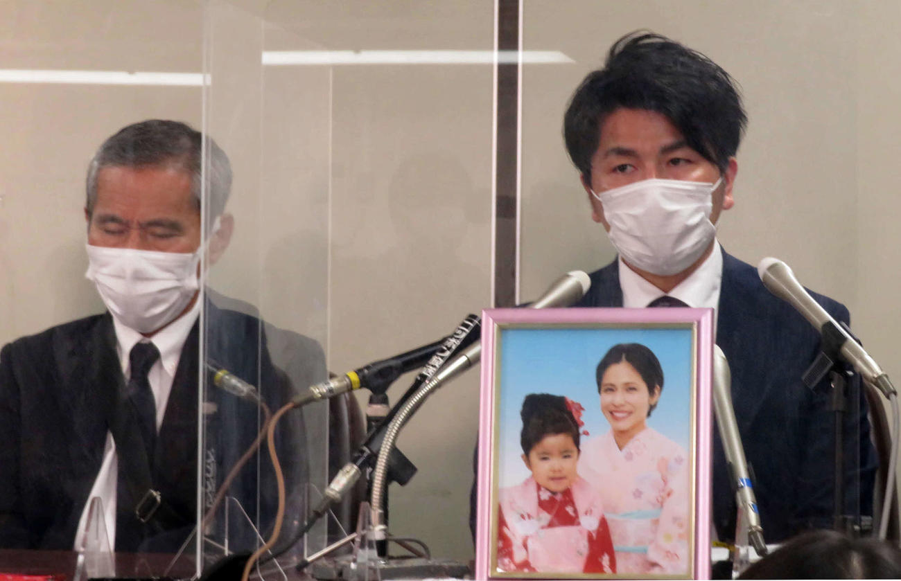 公判後の会見で失望を露わにする松永拓也さん（右）と義父の上原義教さん（撮影・村上幸将）