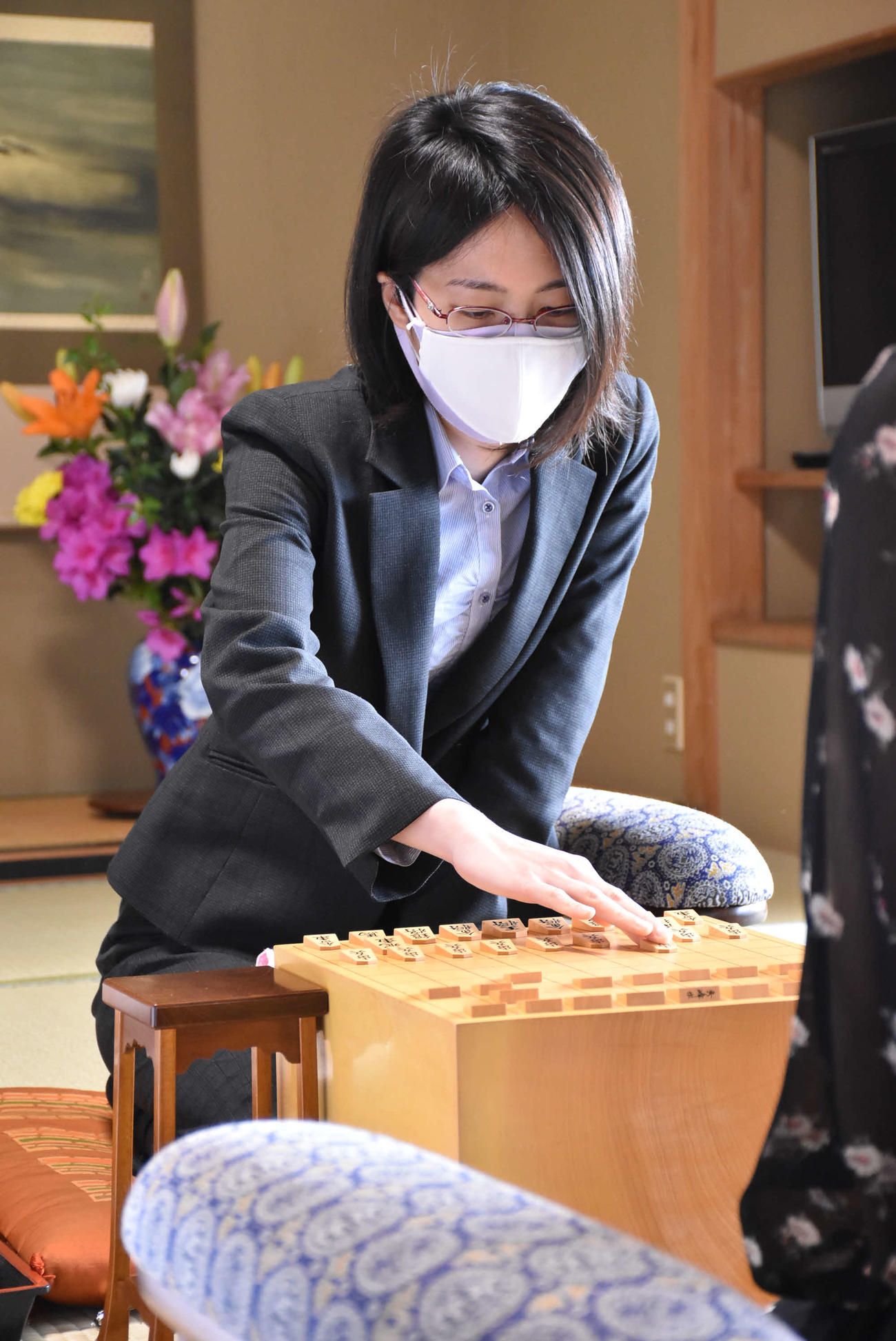 第32期女流王位戦5番勝負第1局で、女流トップのタイトル通算獲得44期を目指す里見香奈女流王位（清麗・女流名人・倉敷藤花、日本将棋連盟提供）