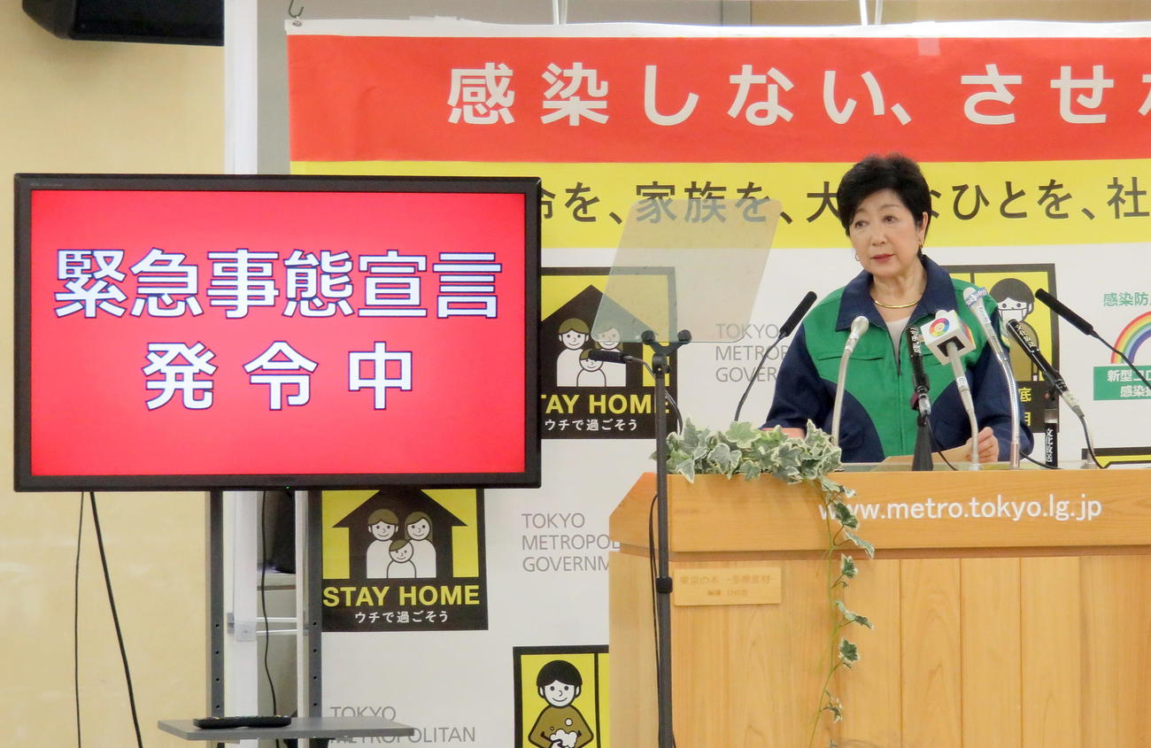 モニターを使いながら定例会見を行う小池都知事（撮影・鎌田直秀）