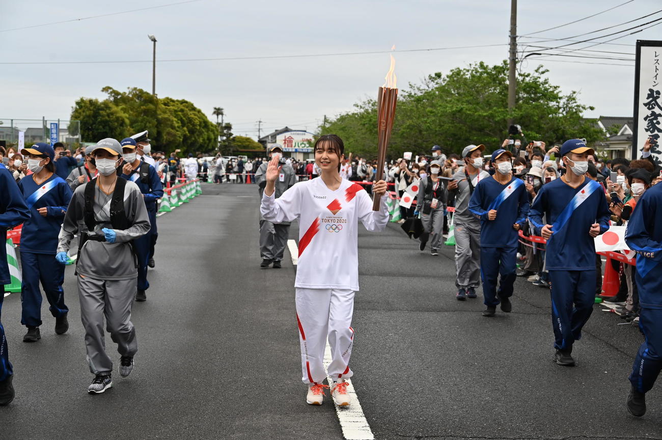 聖火リレー　鹿児島県2日目第6区間　聖火ランナーを務めた女優の上白石萌歌＝2021年4月28日　代表撮影