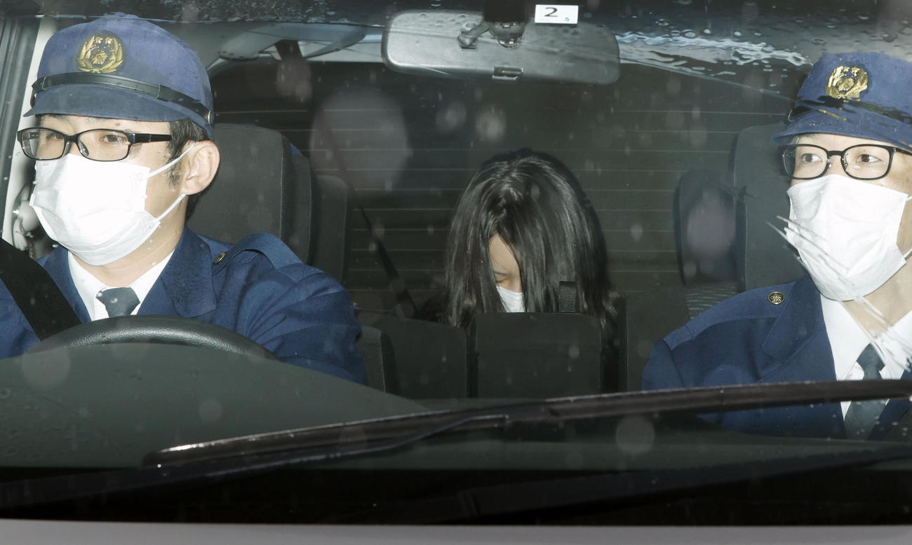 送検のため、和歌山県警田辺署を出る須藤早貴容疑者（共同）