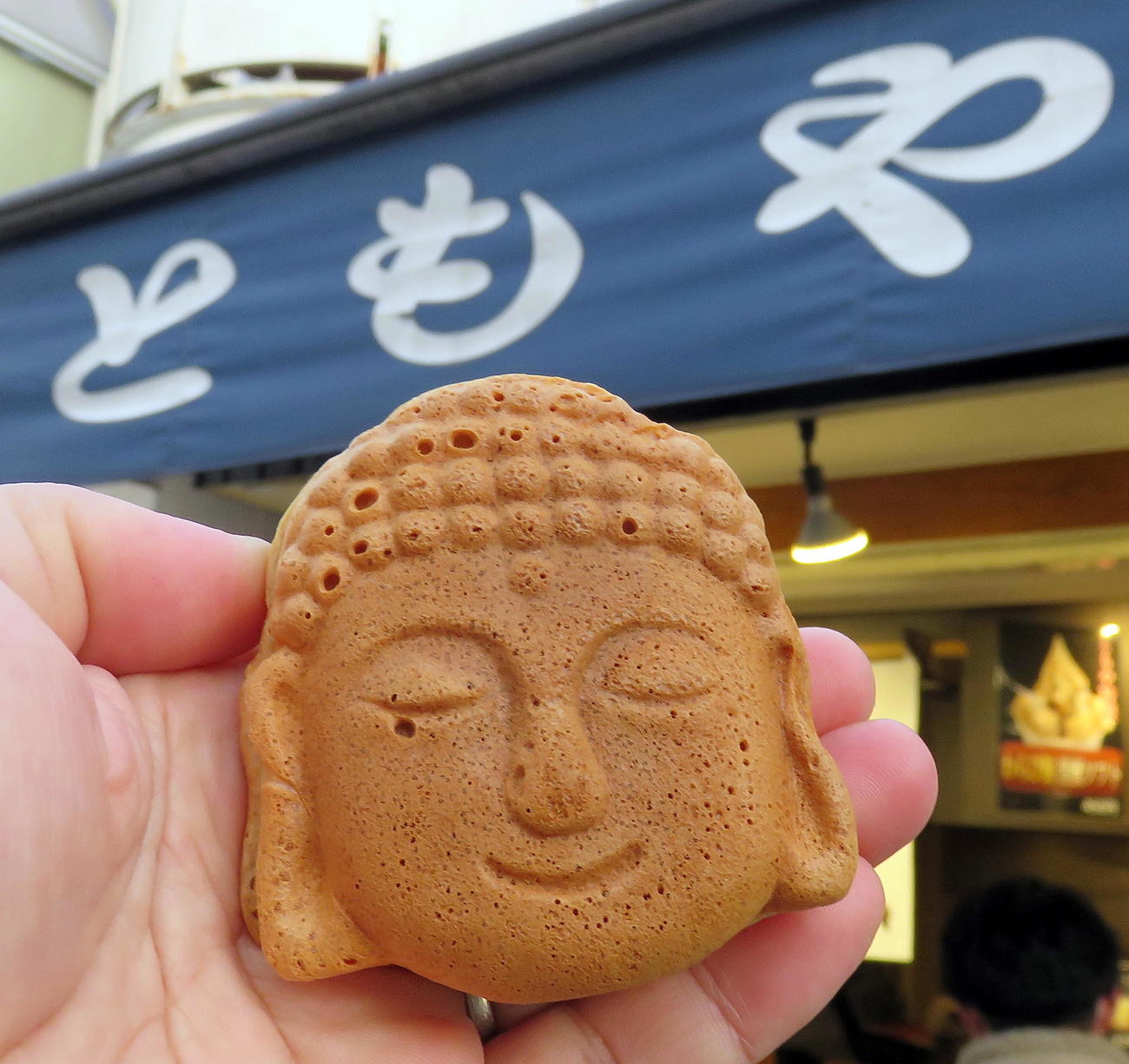 味に加えてインスタ映えもする鎌倉ともやの「大仏さま焼き」（撮影・鎌田直秀）