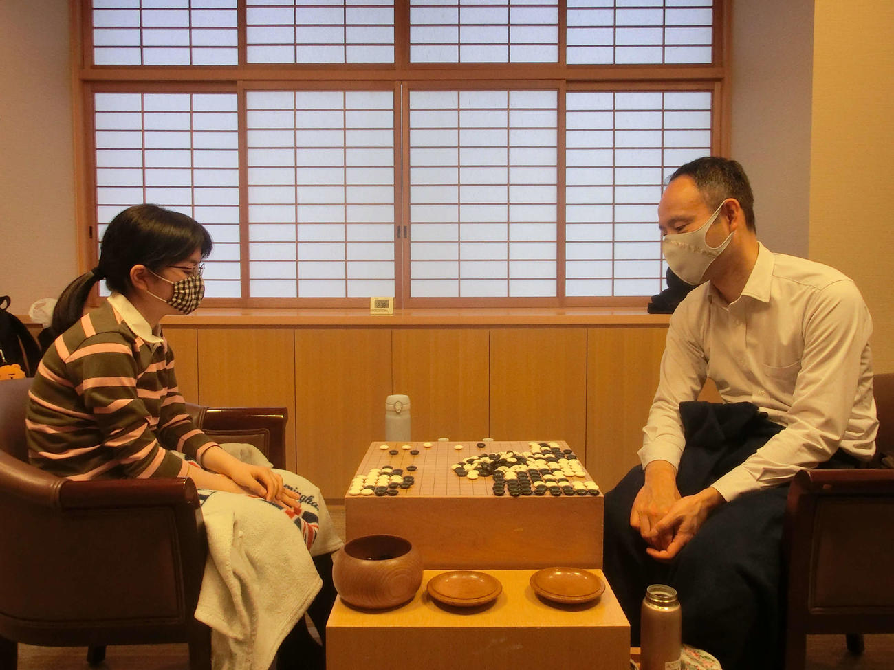 十段戦予選で後藤俊午九段（右）を下した仲邑菫二段（左、日本棋院提供）