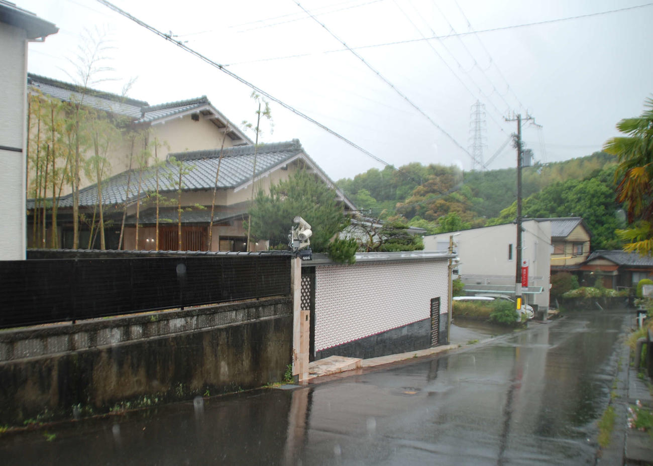 元妻の逮捕から一夜明け、和歌山県田辺市の野崎幸助さんの自宅はひっそり（撮影・松浦隆司）