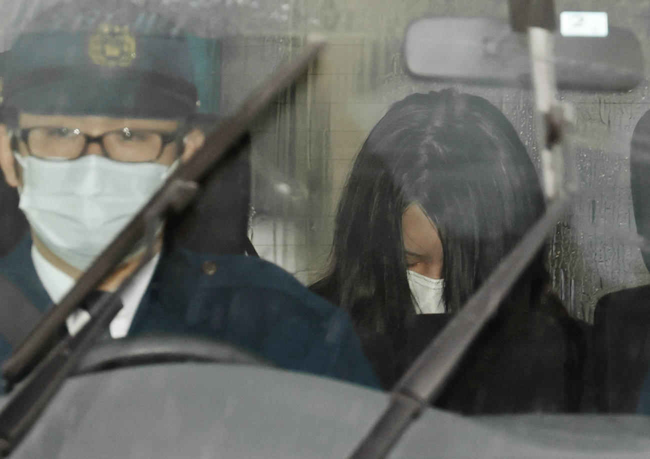 送検のため、和歌山県警田辺署を出る須藤早貴容疑者（共同）