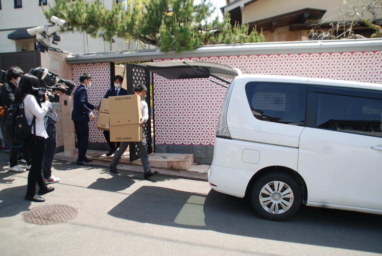 30日午後1時すぎ、和歌山県田辺市の野崎幸助さんの自宅から段ボールを運び出す捜査員（撮影・松浦隆司）