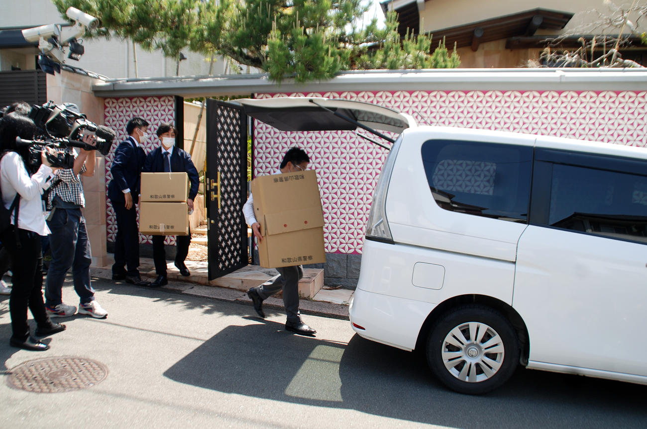 30日午後1時すぎ、和歌山県田辺市の野崎幸助さんの自宅から段ボールを運び出す捜査員（撮影・松浦隆司）