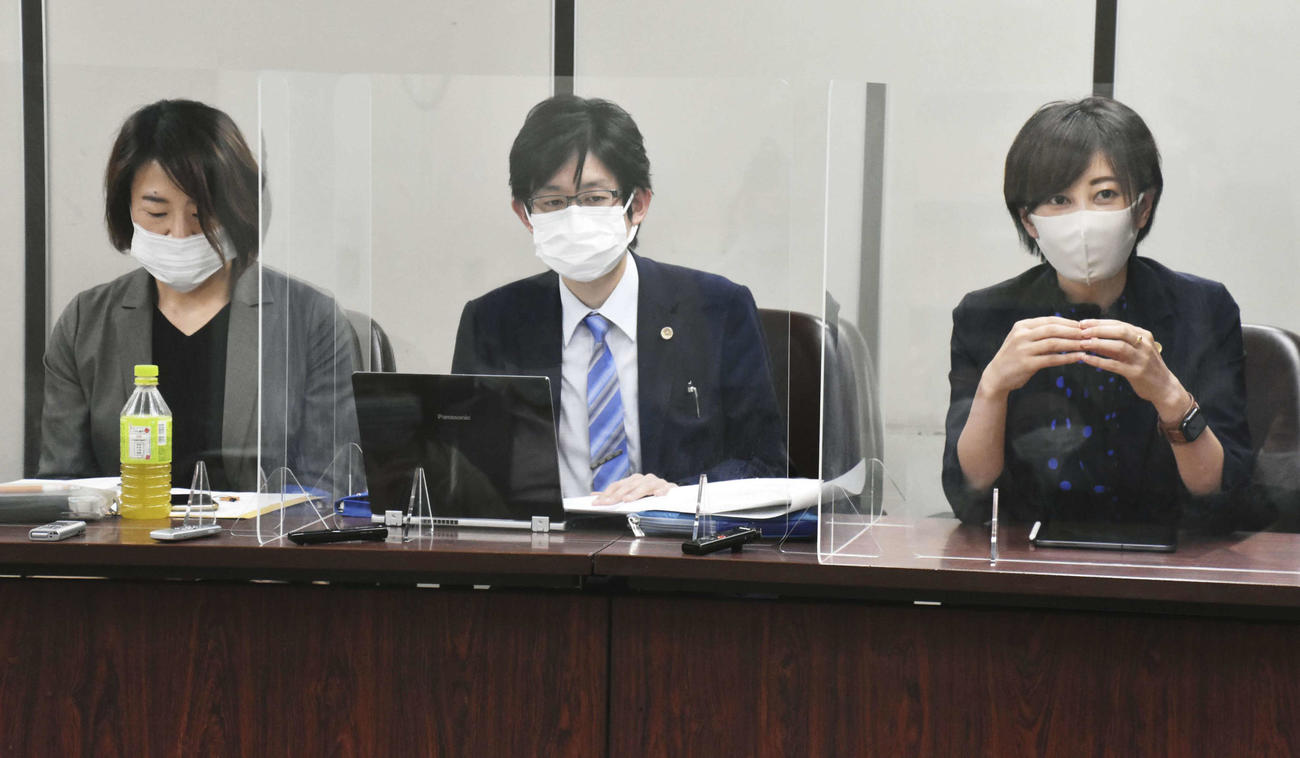 4月15日、新型コロナウイルスの給付金を巡る訴訟の第1回口頭弁論後、記者会見する平裕介弁護士（中央）ら原告側代理人（共同）
