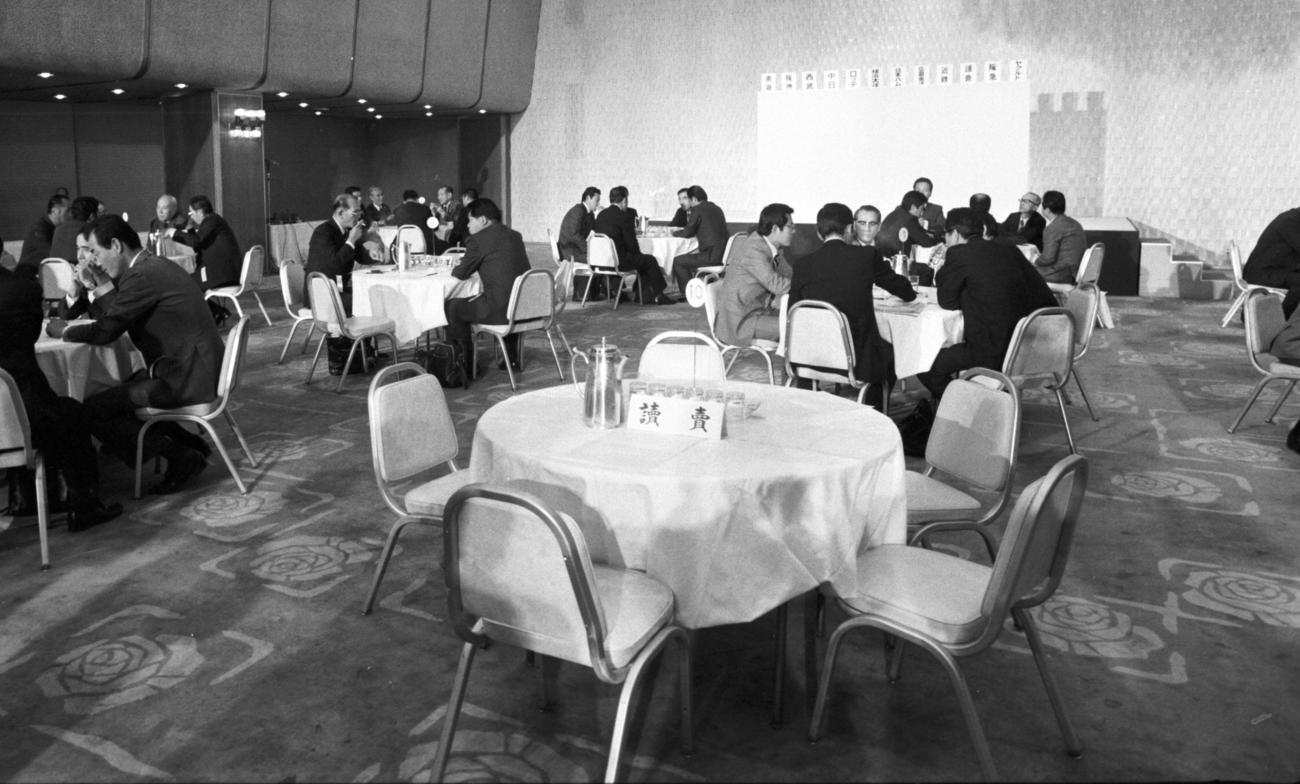 78年11月、江川との契約が却下されドラフト会議をボイコットし空席となった巨人のテーブル