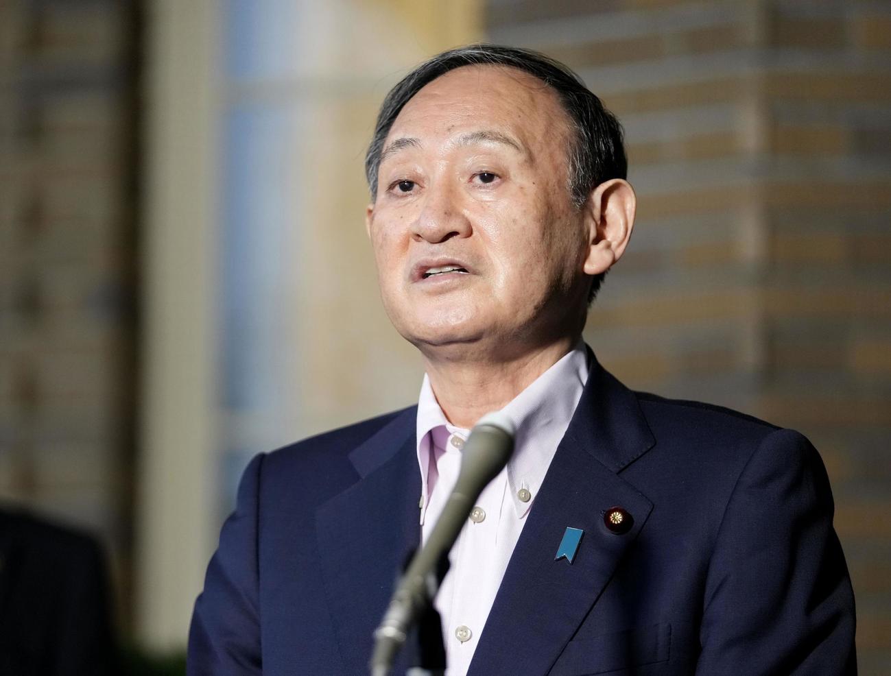 新型コロナウイルス対応の関係閣僚と協議後、報道陣の取材に応じる菅首相（共同）