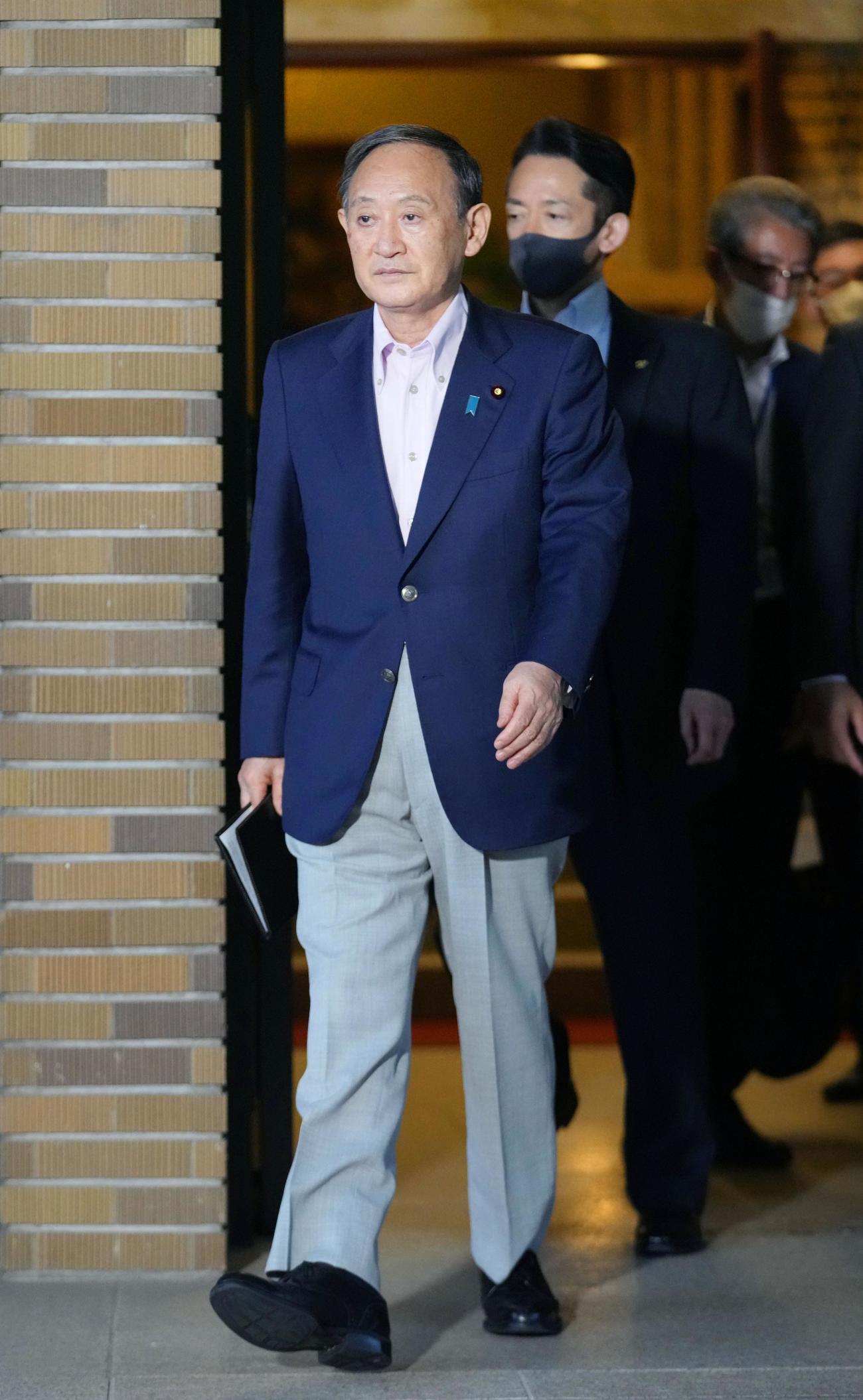 新型コロナウイルス対応の関係閣僚と協議を終えた菅首相（共同）