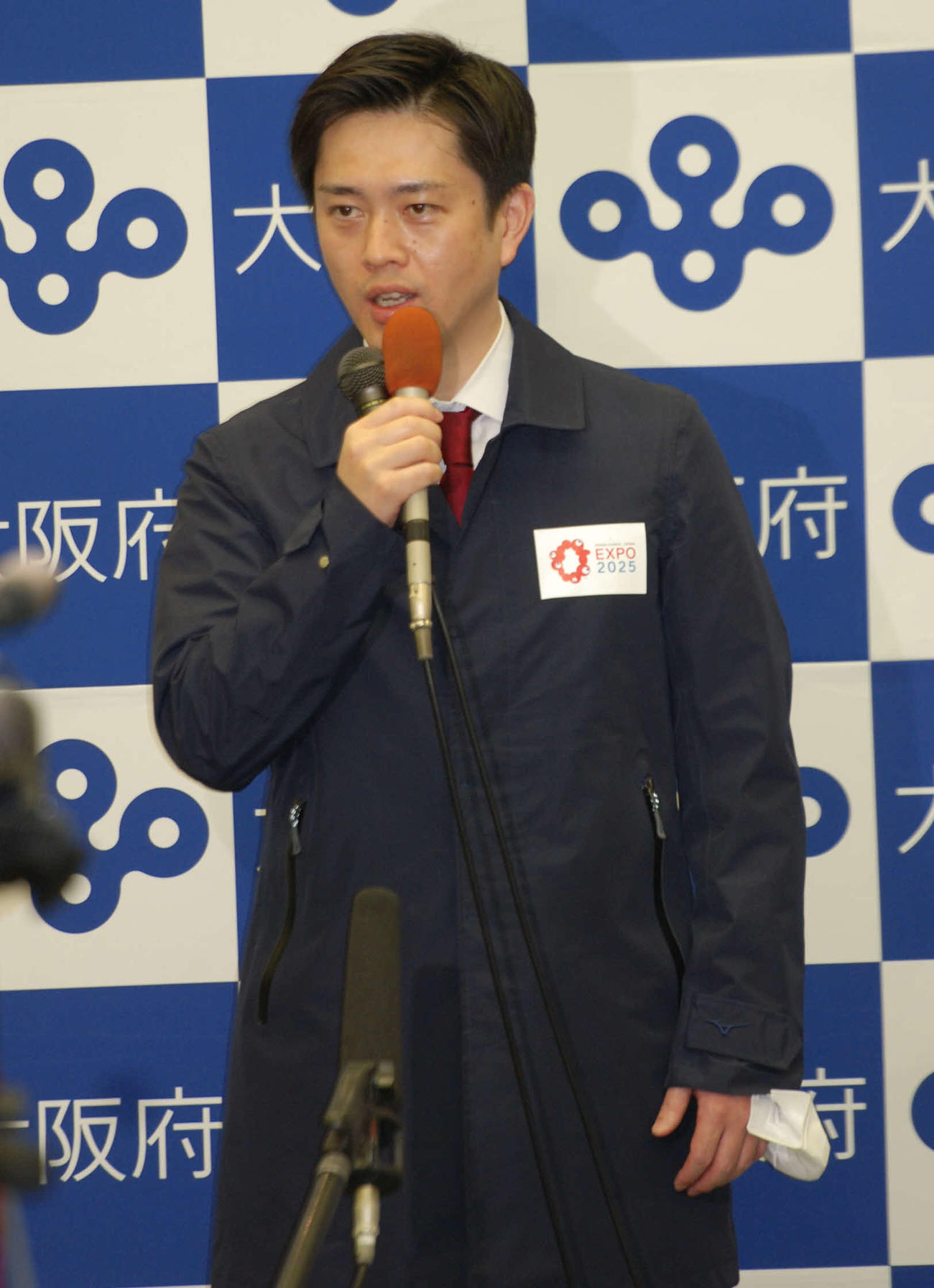 対策会議後、取材に応じる吉村洋文知事（撮影・松浦隆司）