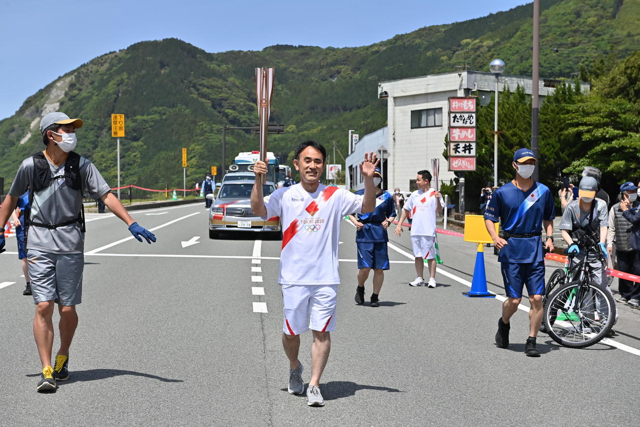 聖火ランナーを務めた河津謙二さん（代表撮影）