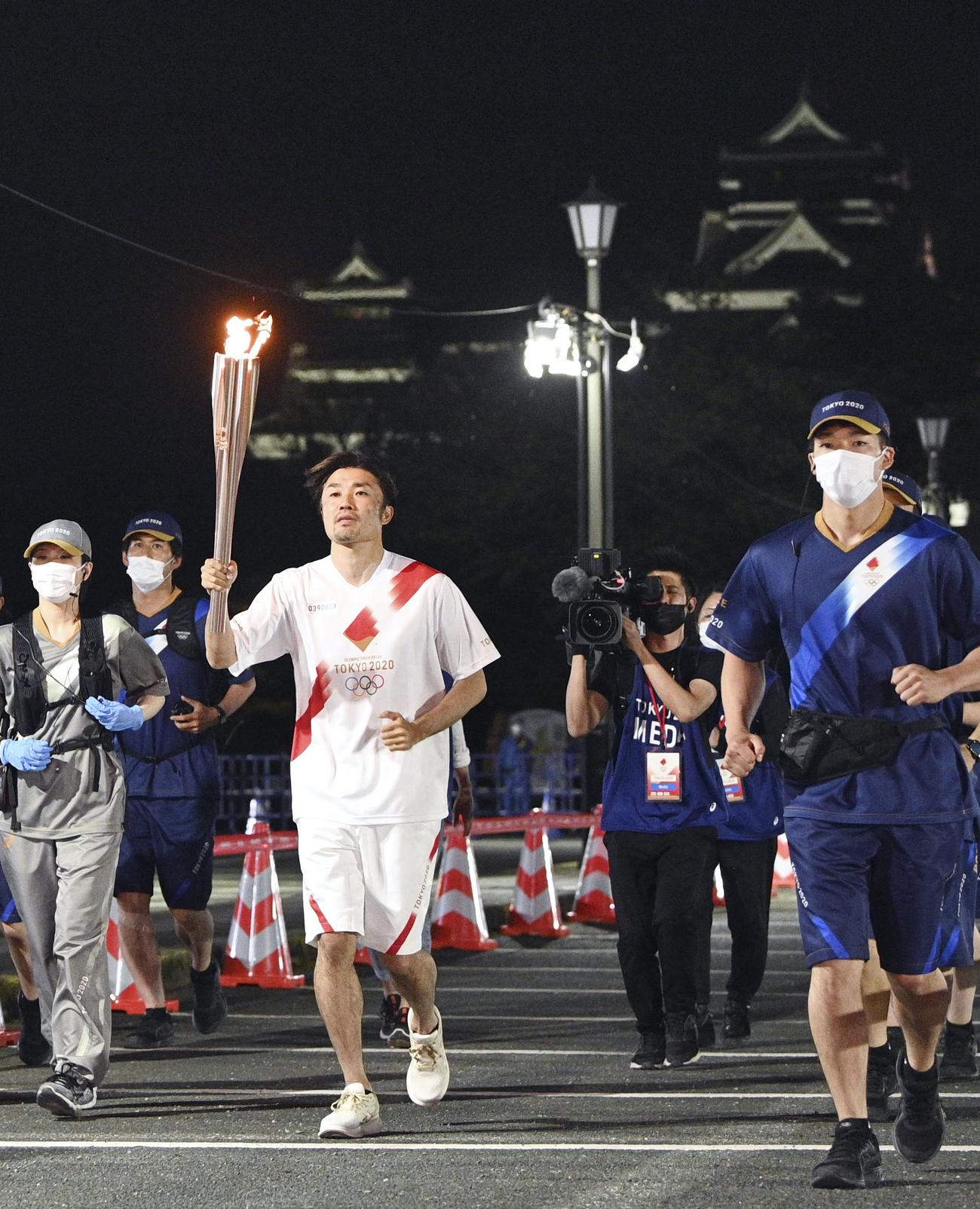 一般客の入場が制限された熊本城二の丸駐車場を走る聖火ランナーの末続慎吾さん（共同）