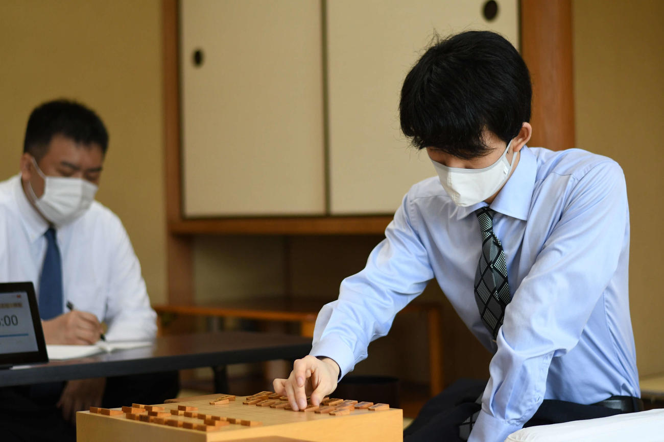 深浦康市九段との第69期王座戦挑戦者決定トーナメント1回戦に臨む藤井聡太2冠（日本将棋連盟提供）