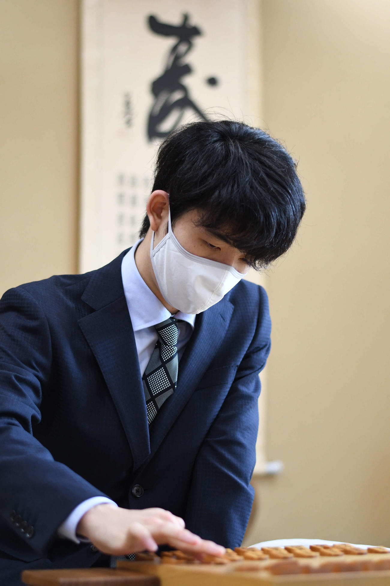 深浦康市九段との第69期王座戦挑戦者決定トーナメント1回戦に臨む藤井聡太2冠（日本将棋連盟提供）