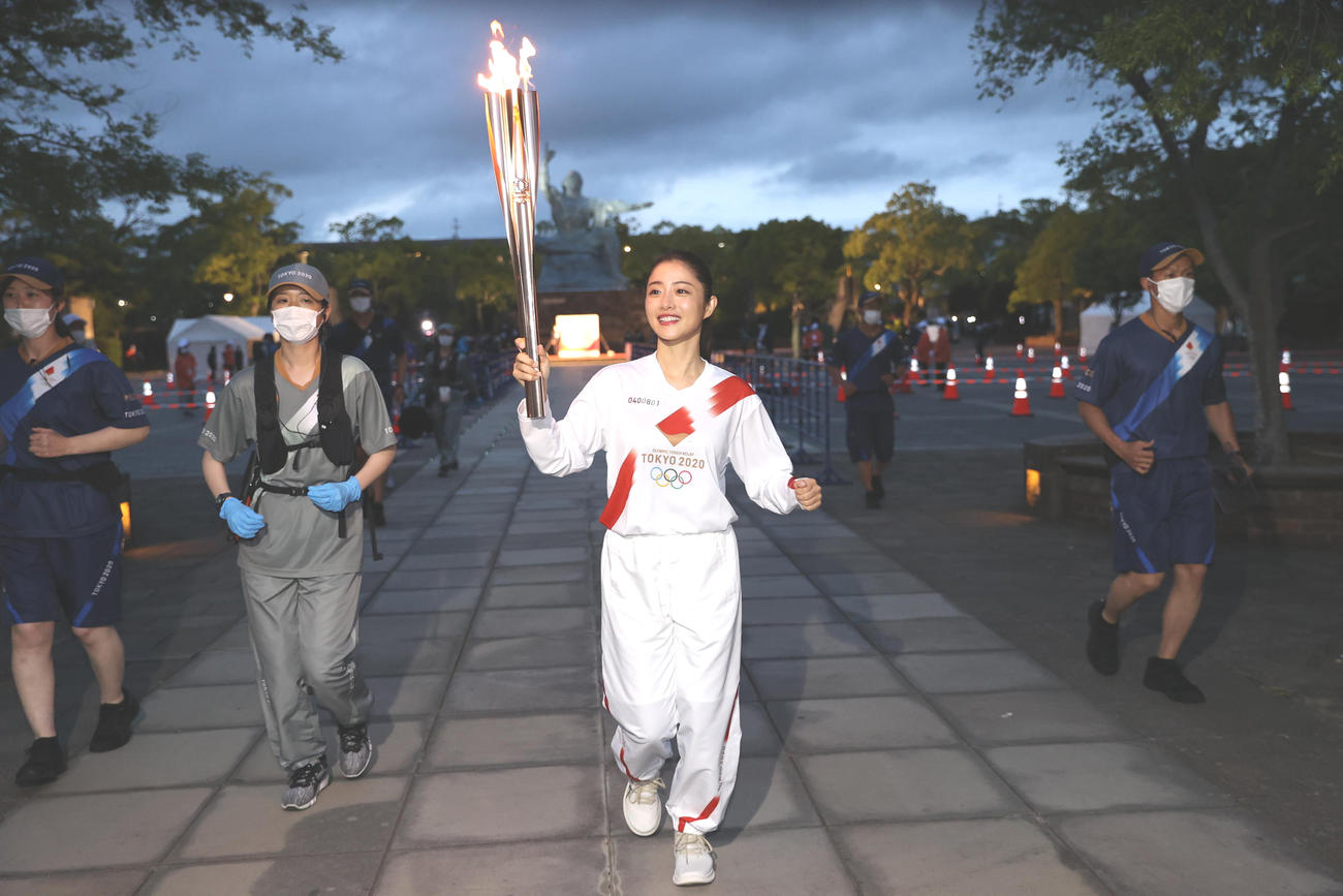 聖火ランナーを務めた石原さとみ（代表撮影）