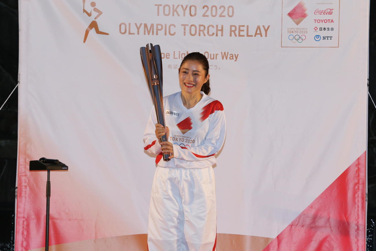 聖火ランナーを務めた女優の石原さとみ（代表撮影）