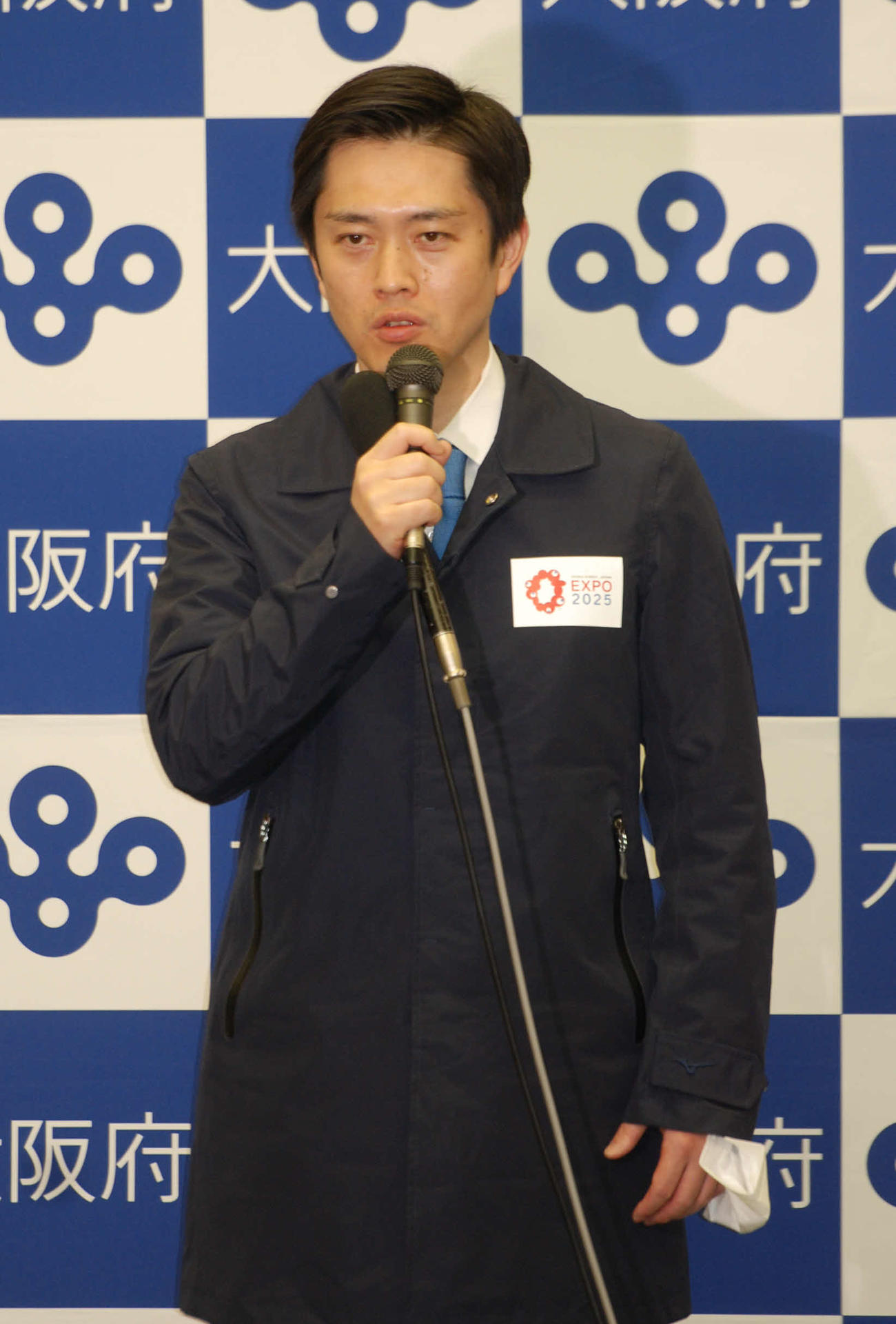対策会議後、取材に応じる吉村洋文知事（撮影・松浦隆司）