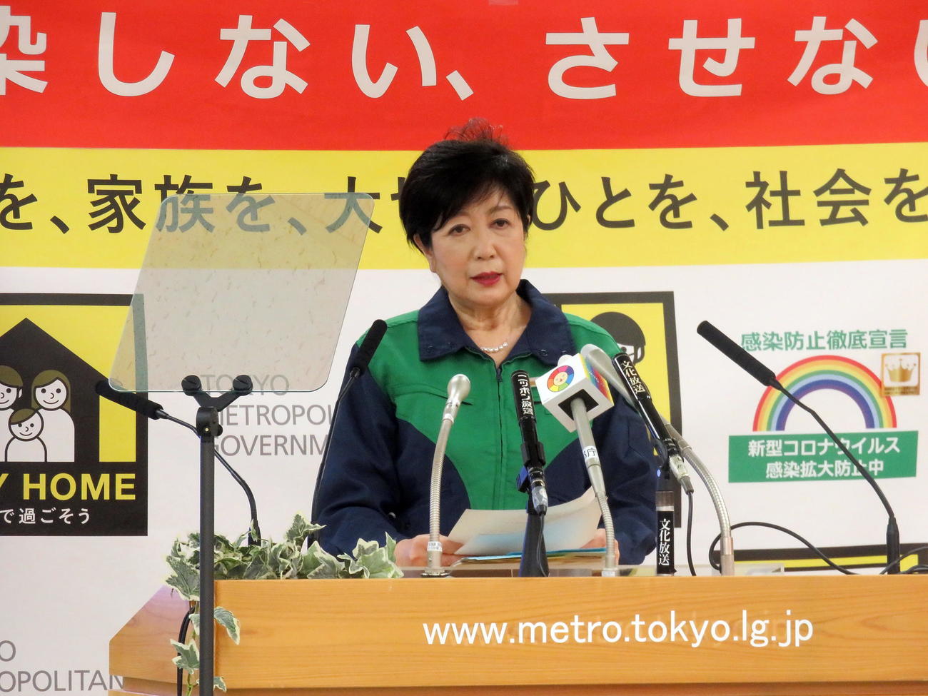 緊急事態宣言延長に関する臨時会見を行う小池都知事（撮影・鎌田直秀）