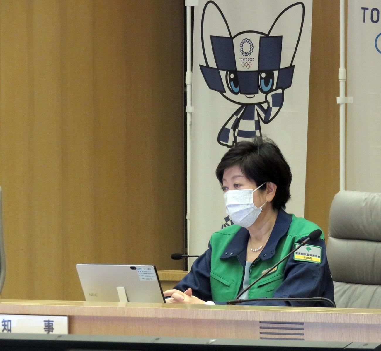 東京都新型コロナウイルス感染症対策本部会議に参加する小池知事（撮影・鎌田直秀）