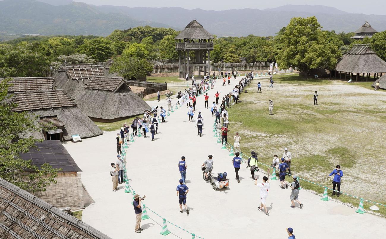 吉野ケ里歴史公園で行われた聖火リレー＝10日午後、佐賀県吉野ケ里町（共同）