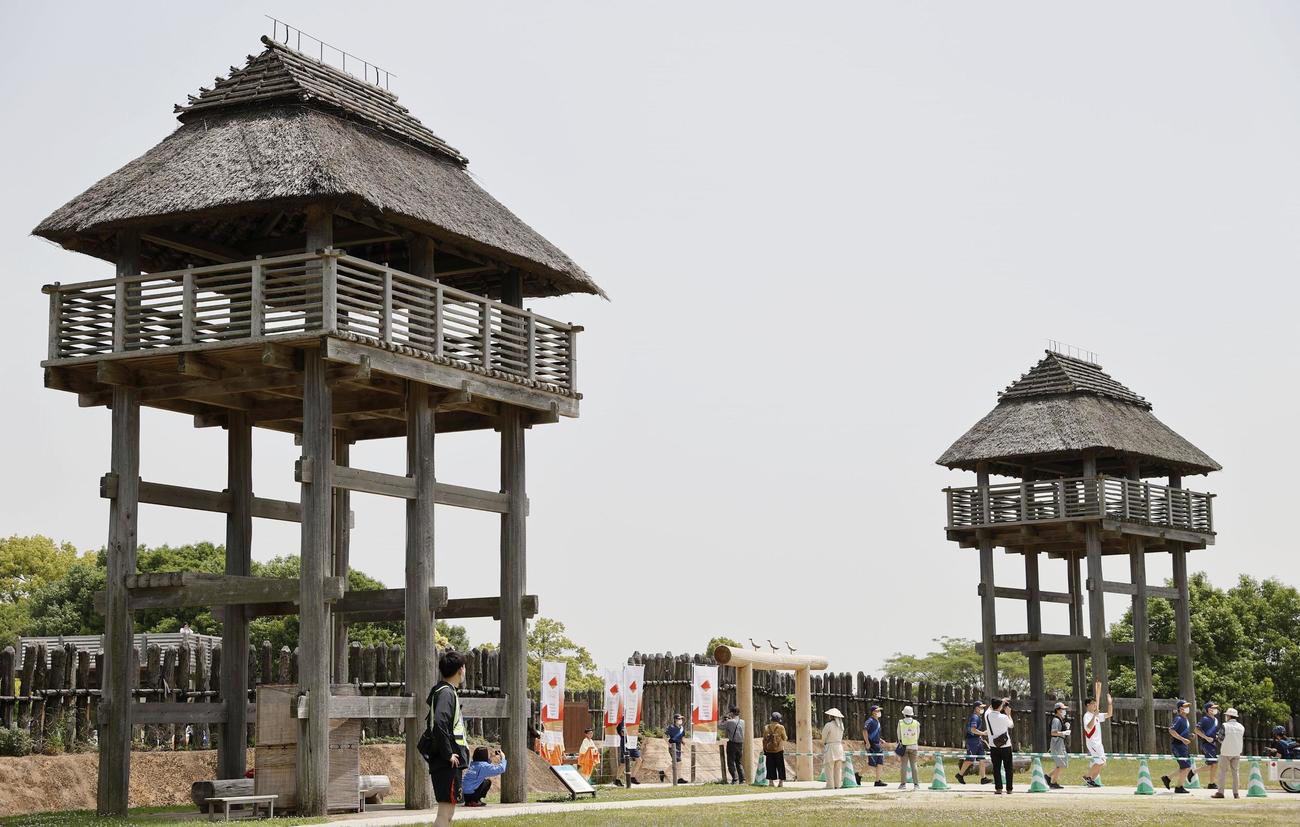 吉野ケ里歴史公園で行われた聖火リレー＝10日午後、佐賀県吉野ケ里町（共同）