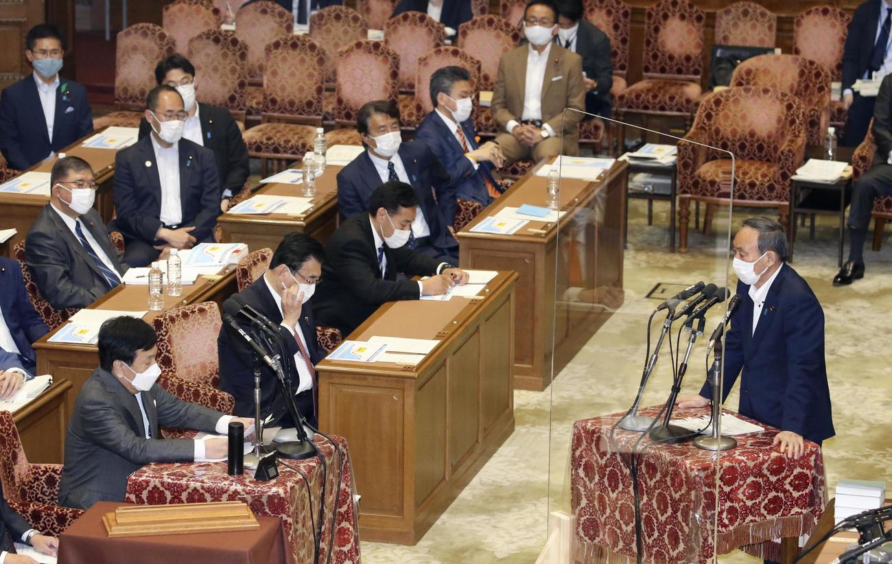 衆院予算委で立憲民主党の枝野代表（左手前）の質問に答える菅首相（共同）