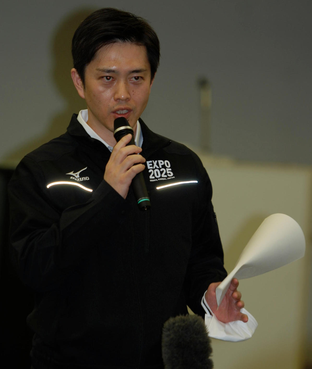 府庁で枝野代表の発言に反論する吉村洋文知事（撮影・松浦隆司）