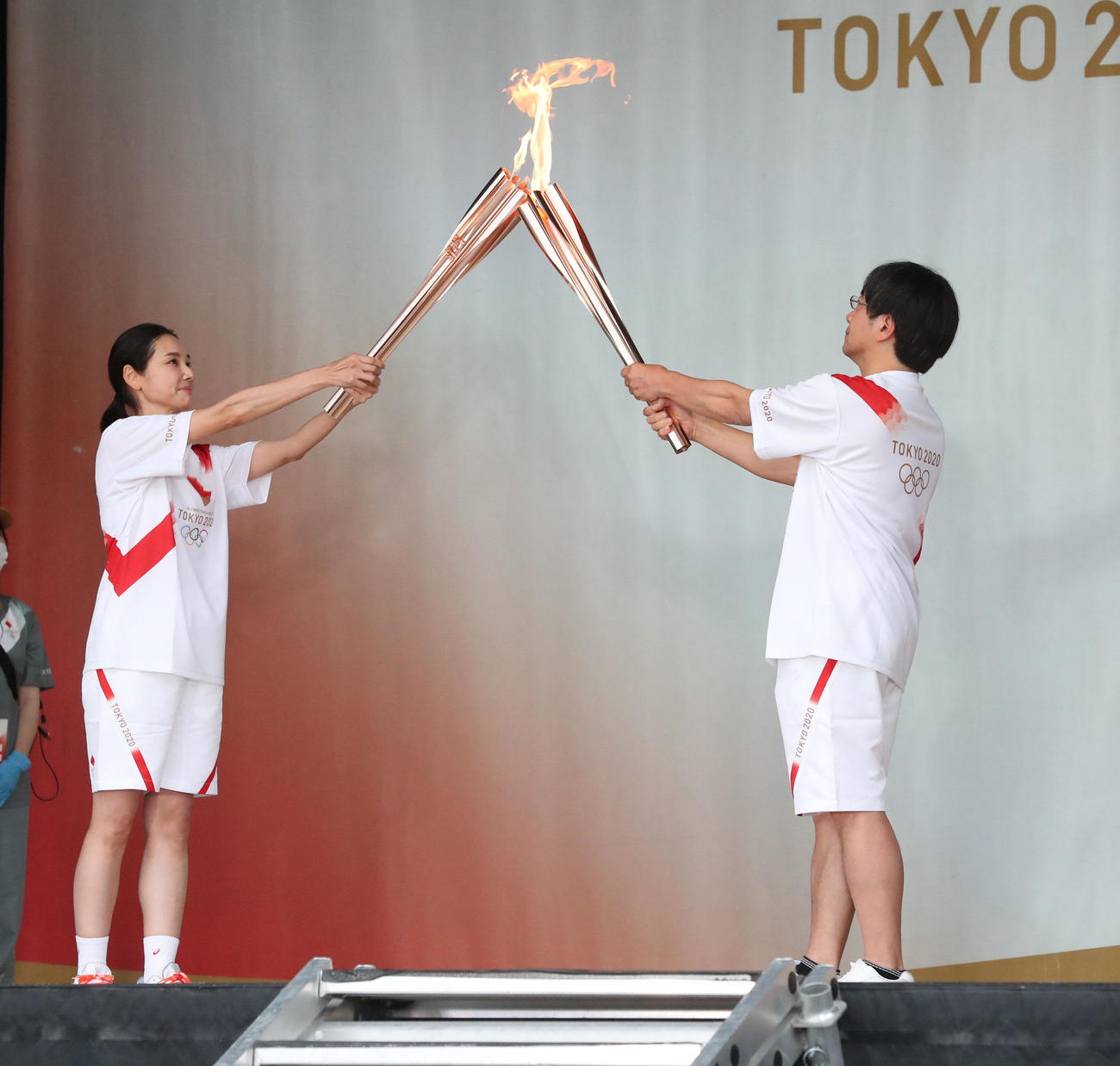 無観客で行われた聖火リレー、聖火ランナーとして登壇した吉田洋はトーチキスを行う（撮影・梅根麻紀）